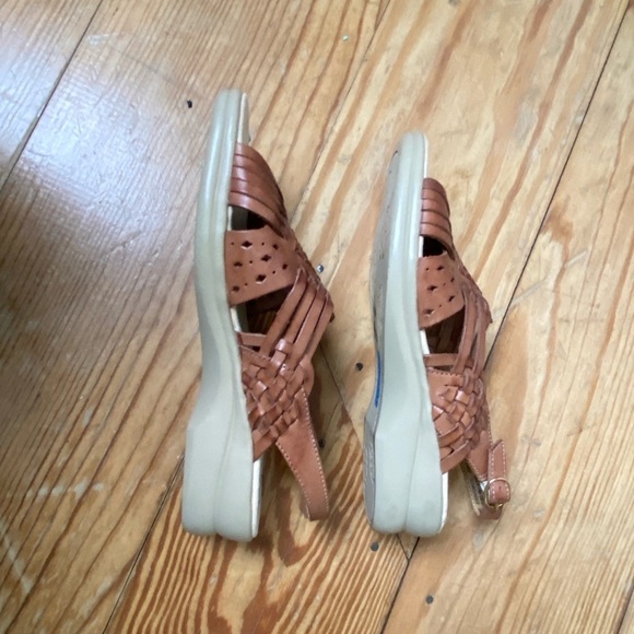 Cobbie Cuddlers Sandals Size 8.5W Tan Lifetime Poron 4000 Huaraches - Picture 7 of 7